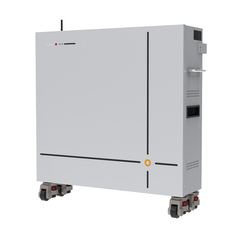 Schräge Frontansicht eines rechteckigen Pytes V16 Lite LiFePO4 Batteriespeichers mit Griffen, glatter Oberfläche, vier schwarzen Linien und einem gelben Punkt, stehend auf vier Rollen zur Bodenmontage