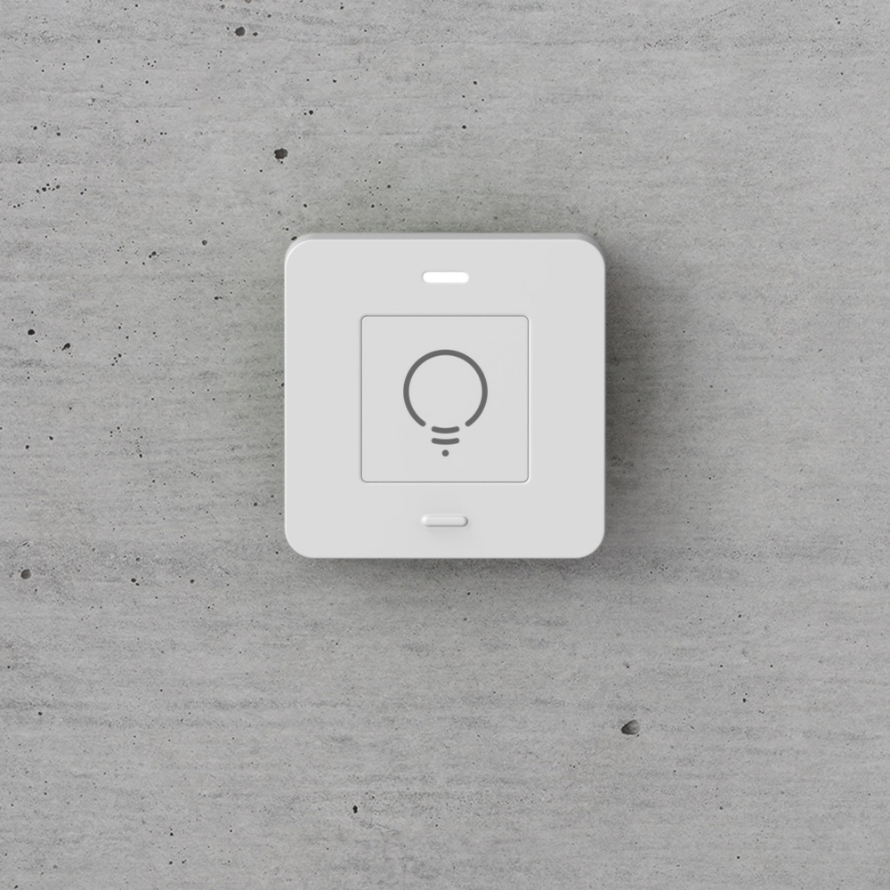 Weißer, quadratischer myStrom WiFi Button Plus an einer Betonwand angebracht