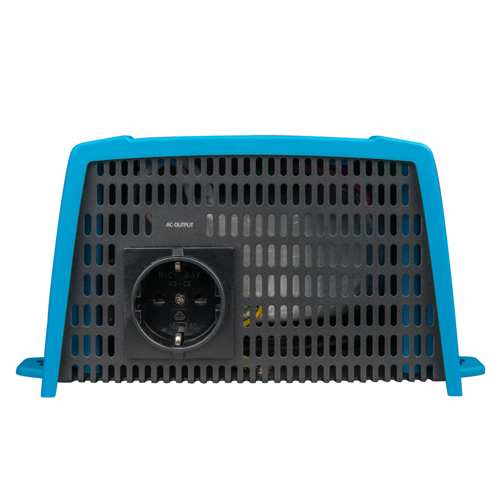 Seitenansicht des blauen, rechteckigen Victron Phoenix 12/1200 Ve.Direct Inverter mit Schuko Steckdose