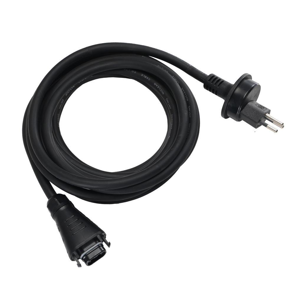 Schrägansicht des schwarzen 5 Meter Netzkabels mit Schweizer Typ-13-Stecker und BC05-Anschluss, aufgerollt
