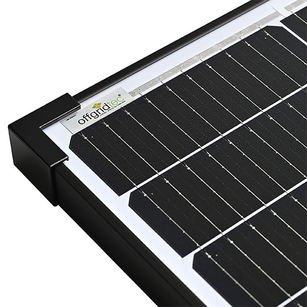 Solarmodul mit schwarzen Rahmen in naher Ansicht