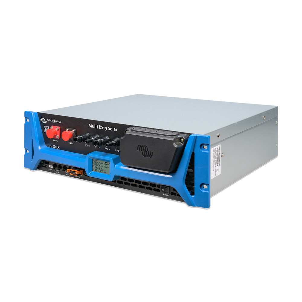 Ansicht von links der Victron Multi RS19 Solar 48/6000/100-450/100 Gerätekombination mit Anschlüssen, Display und blauer Gehäuseumrahmung