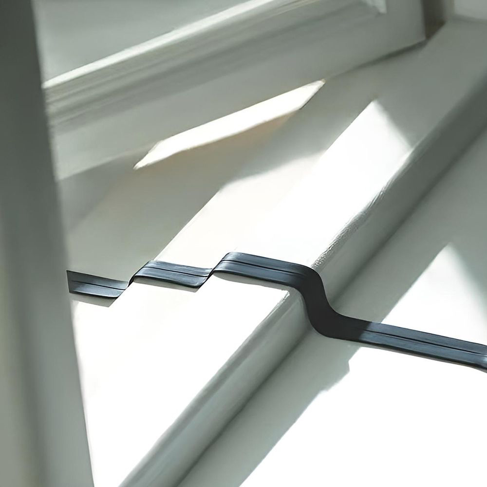 Schwarzes, superflaches Offgridtec XT90 zu PV-Stecker Verbindungskabel - verlegt durch ein Fenster