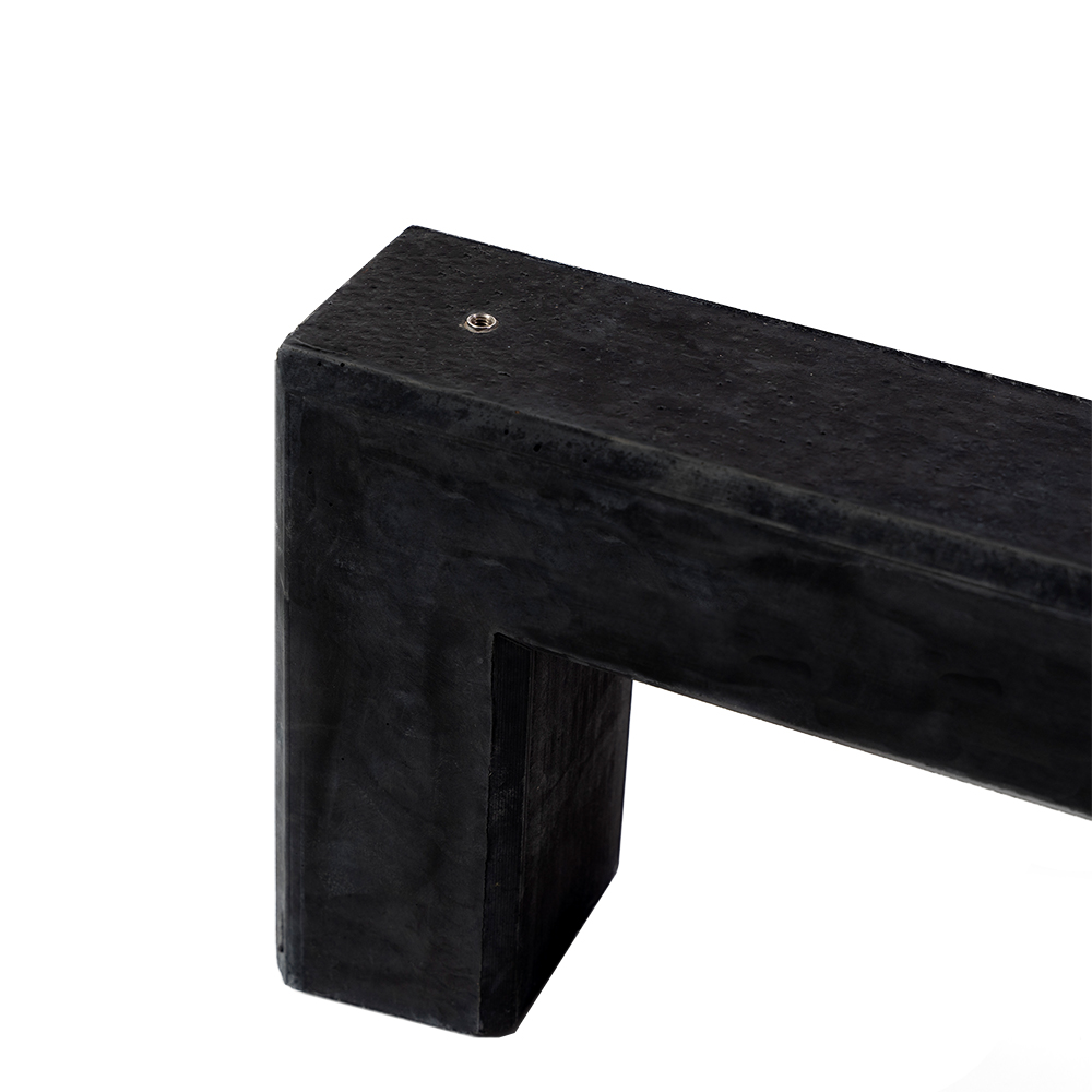 Nahaufnahme des oberen Endes des anthraziten 6 Grad Wattstone Betonsockels für PV-Module