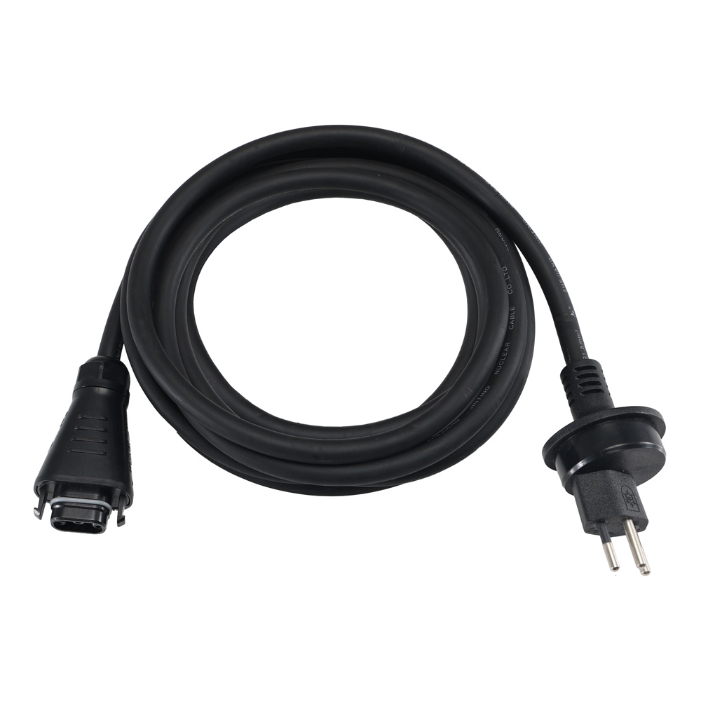 Schwarzes 5 Meter Netzkabel mit Schweizer Typ-13-Stecker und BC05-Anschluss, aufgerollt