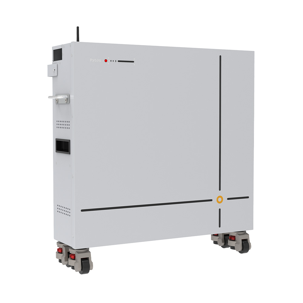 Schräge Frontansicht eines rechteckigen Pytes V16 Lite LiFePO4 Batteriespeichers mit Griffen, glatter Oberfläche, vier schwarzen Linien und einem gelben Punkt, stehend auf vier Rollen zur Bodenmontage