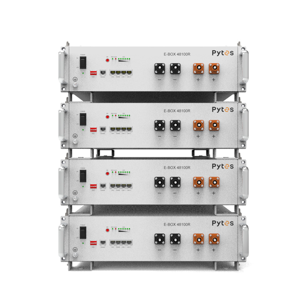 Frontansicht: 4 Pytes E-BOX 48100R Batterien übereinander montiert, befestigt mit den Metallhalterungen
