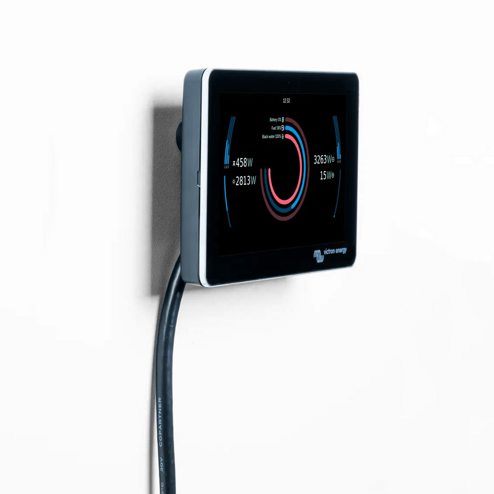 Schrägansicht: GX Touch Display mit aktivem Bildschirm und Anschlusskabel an Wand montiert