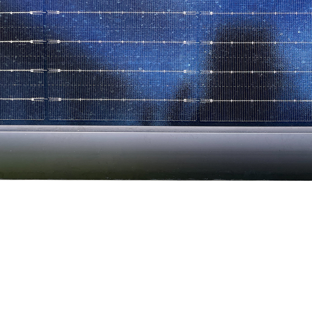 Nahaufnahme: Solarmodul in WandPV Halterung