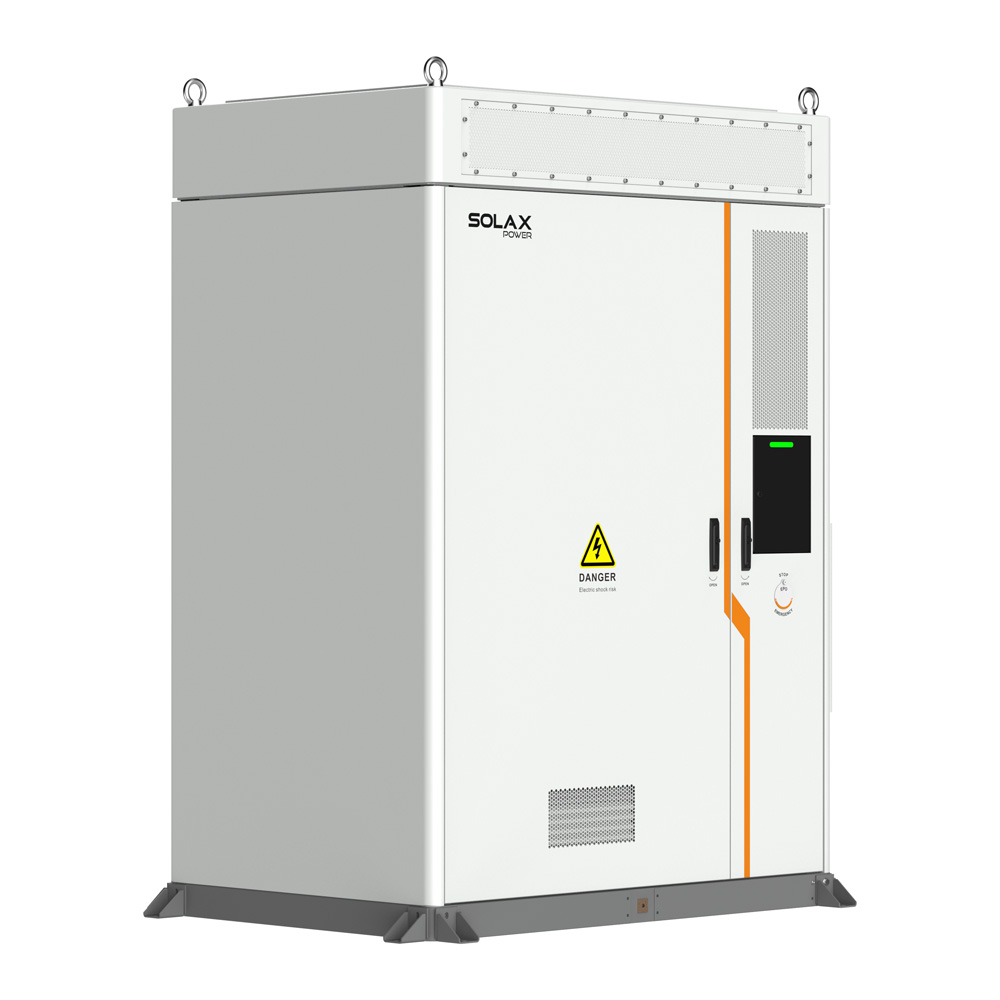 Schrägansicht von links: weißer Solax AELIO-B200 Energy Storage mit Lüftungsgitter und Stop-Knopf