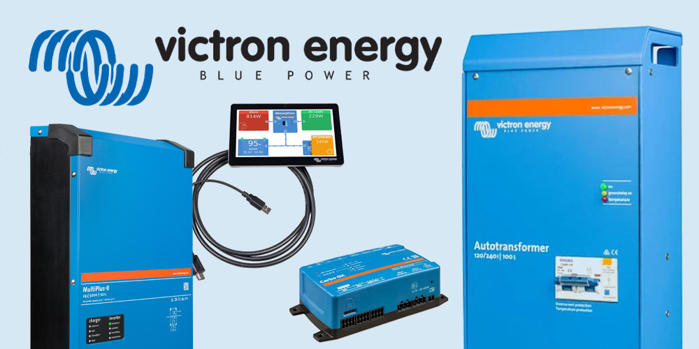 Mehrere blaue elektronische Geräte von Victron Energy, darunter ein Multiplus-Ladegerät, ein Autotransformator und ein Display mit Kabel.