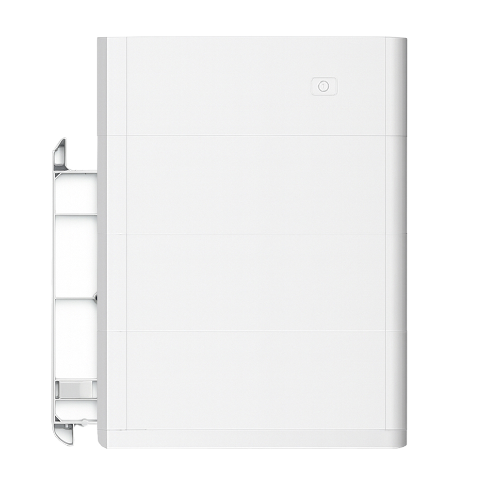 Weißes Haier Smart Cube System mit DC-Ladegerät und drei Batteriemodulen und Montagekit