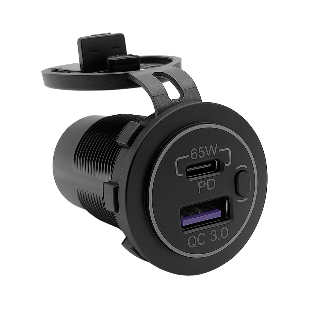 Schrägansicht: Schwarze USB-Einbausteckdose mit geöffneter Schutzkappe, USB-C PD (65W) und USB-A QC 3.0 Anschluss