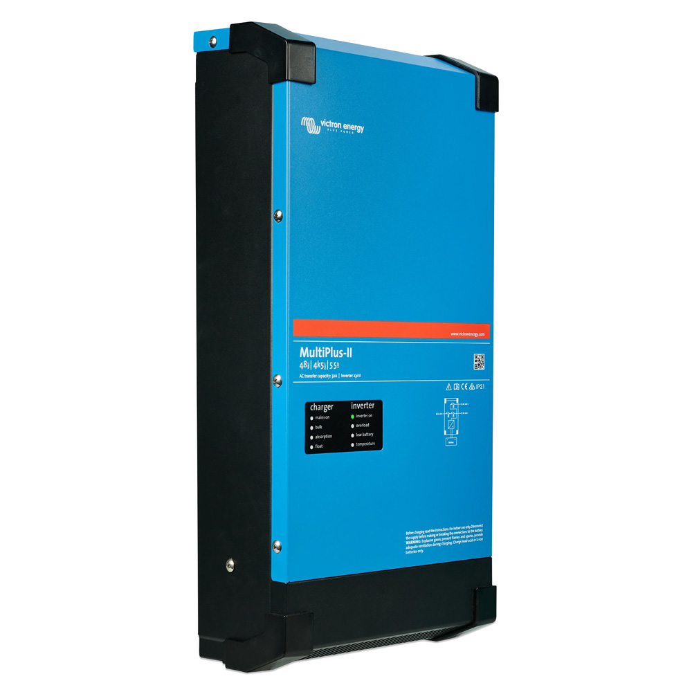 Schrägansicht von links: blauer, rechteckige Victron MultiPlus 2 48/4k5/55-32 230V Gerätekombination mit LED-Anzeige