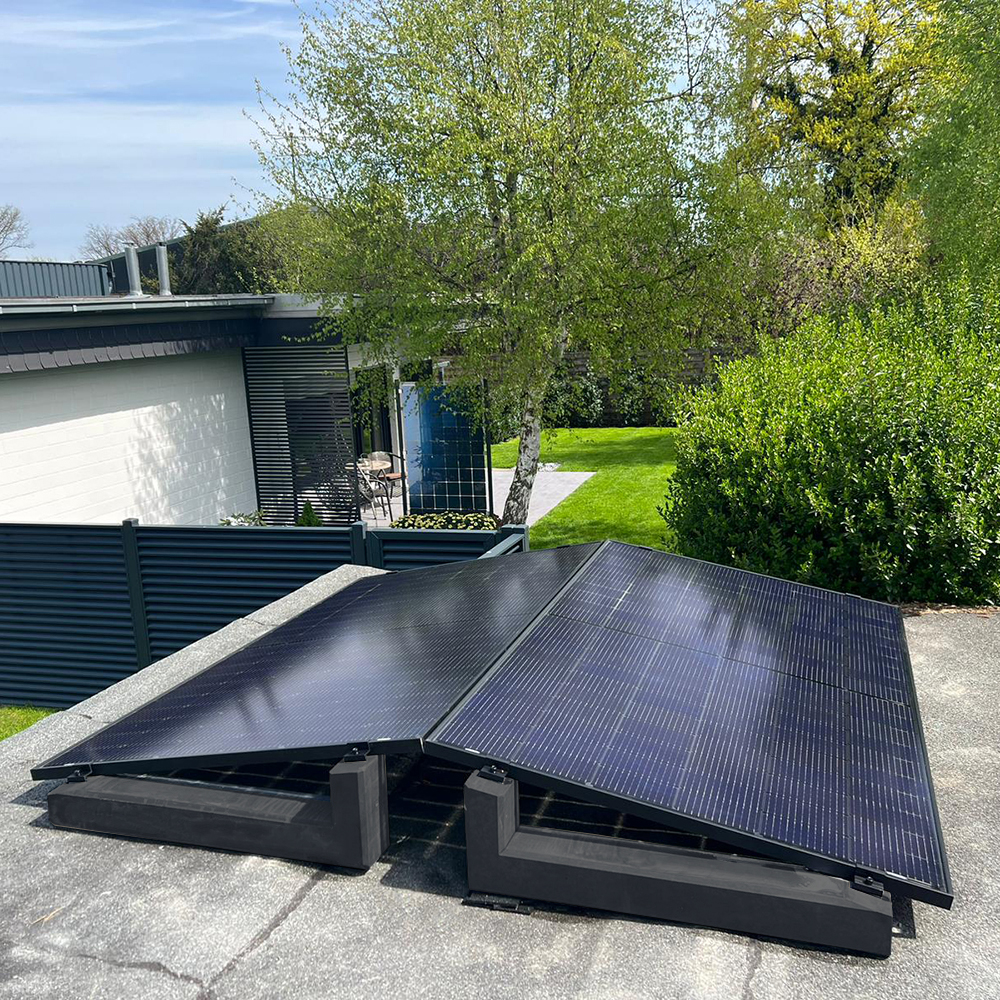 2 Solarmodule, nebeneinander montiert auf 10 Grad Wattstone Betonsockeln auf einem Flachdach