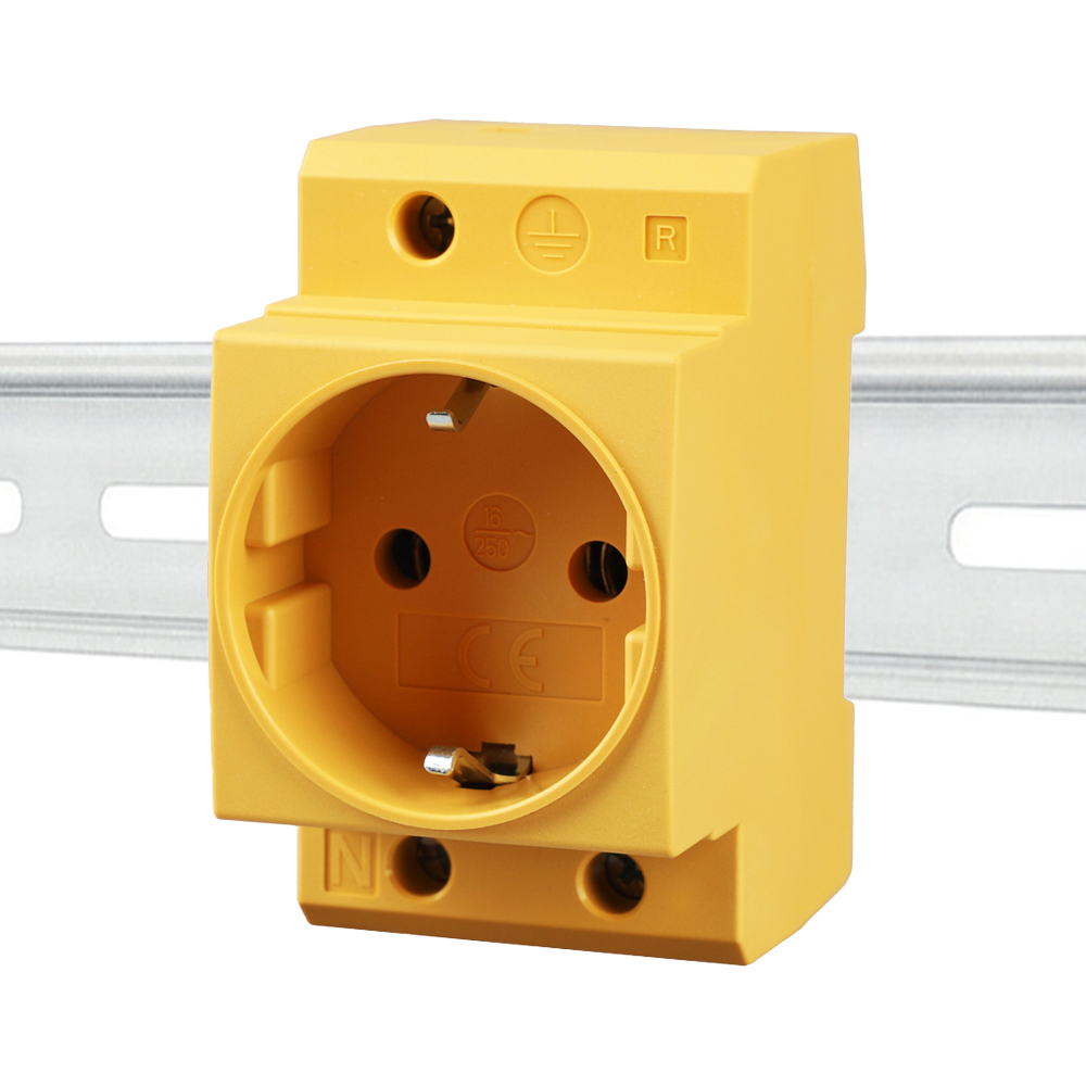 Schrägansicht: Gelbe Offgridtec Schuko-Steckdose, angebracht an einer silbernen Hutschiene