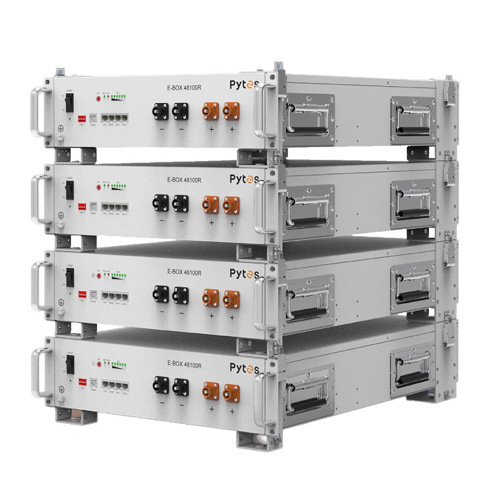 Schrägansicht: 4 Pytes E-BOX 48100R Batterien übereinander montiert, befestigt mit den Metallhalterungen