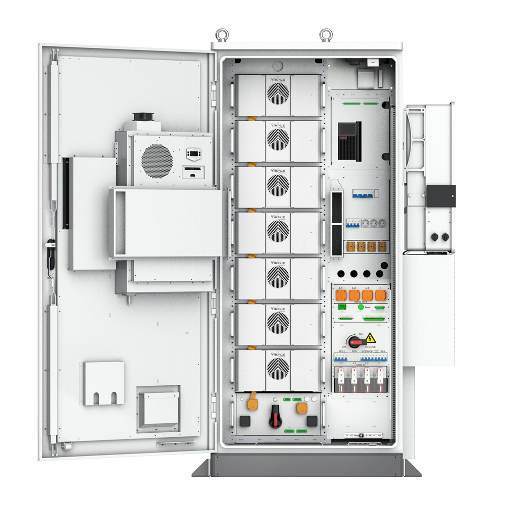 Geöffnete Frontansicht: AELIO-B100 Energy Storage mit Batteriemodulen, Lüftern, Schaltern und Anschlüssen