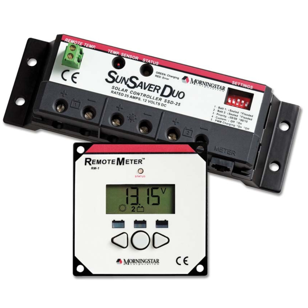 Laderegler und Display-Fernbedienung in schwarz und weiß in gemeinsamer Ansicht