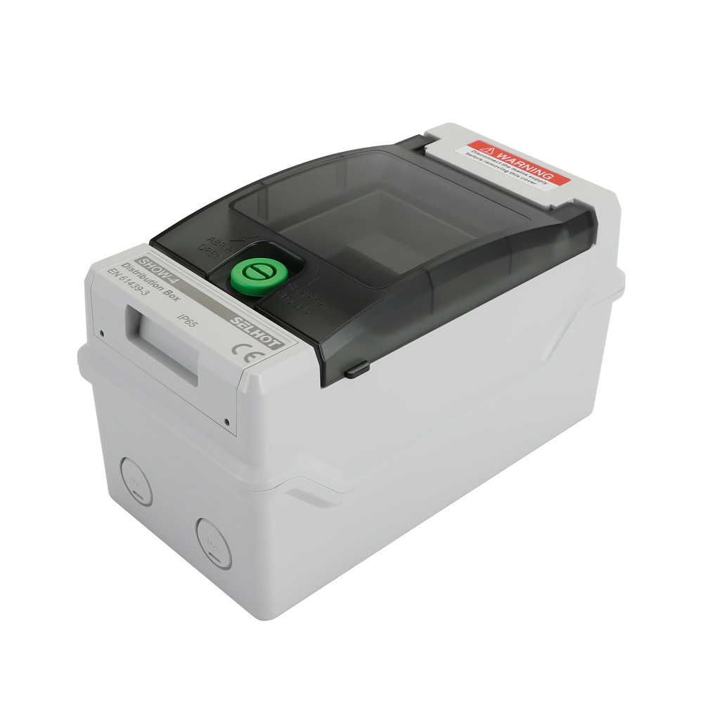 Schrägansicht: geschlossener Offgridtec Verteilerkasten 4 Eingänge, graues Gehäuse, dunkle Abdeckung, grüner Verschluss oben Schrägansicht: geschlossener Offgridtec Verteilerkasten 4 Eingänge, graues Gehäuse, dunkle Abdeckung, grüner Verschluss oben