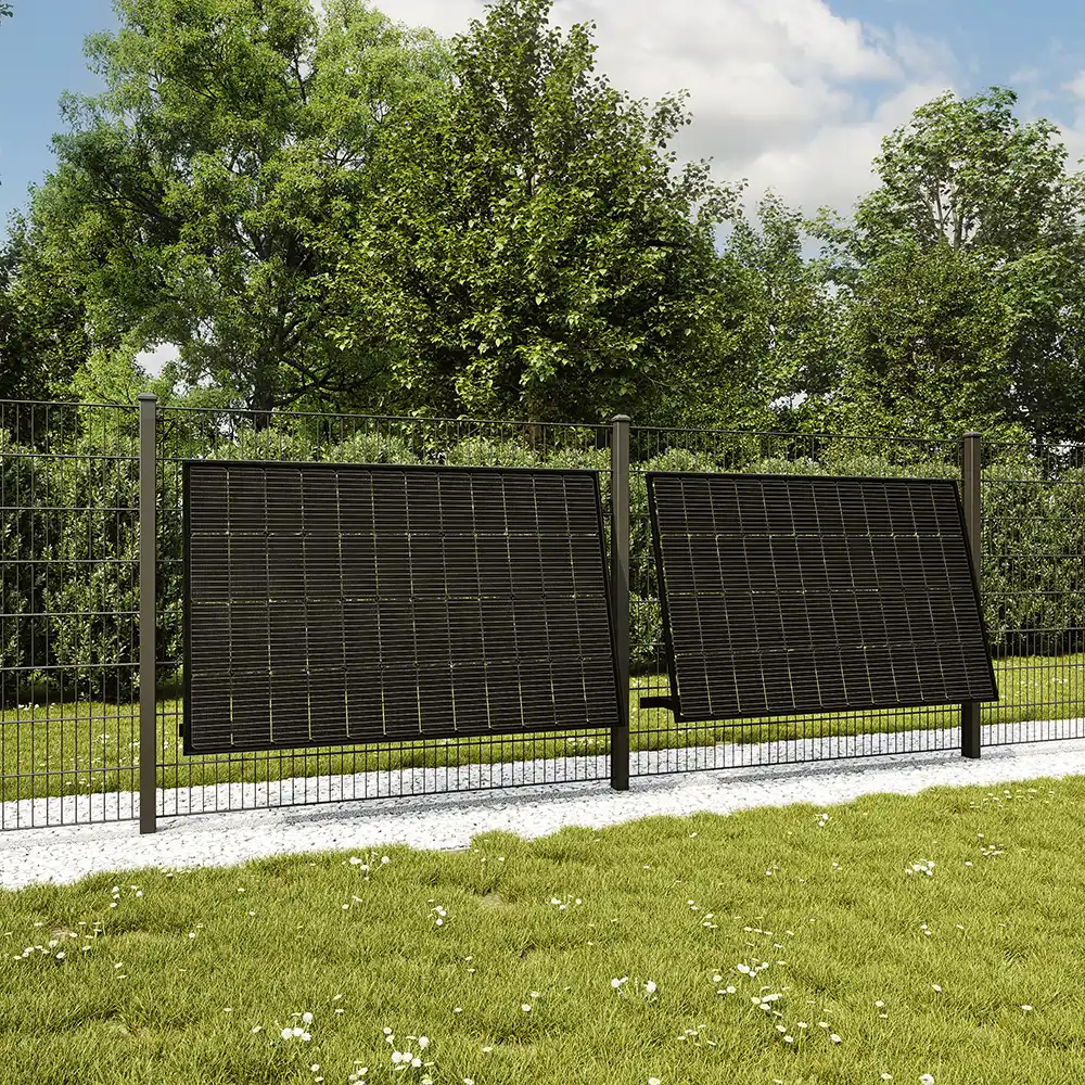 2 montierte PV-Module am Zaun im Garten