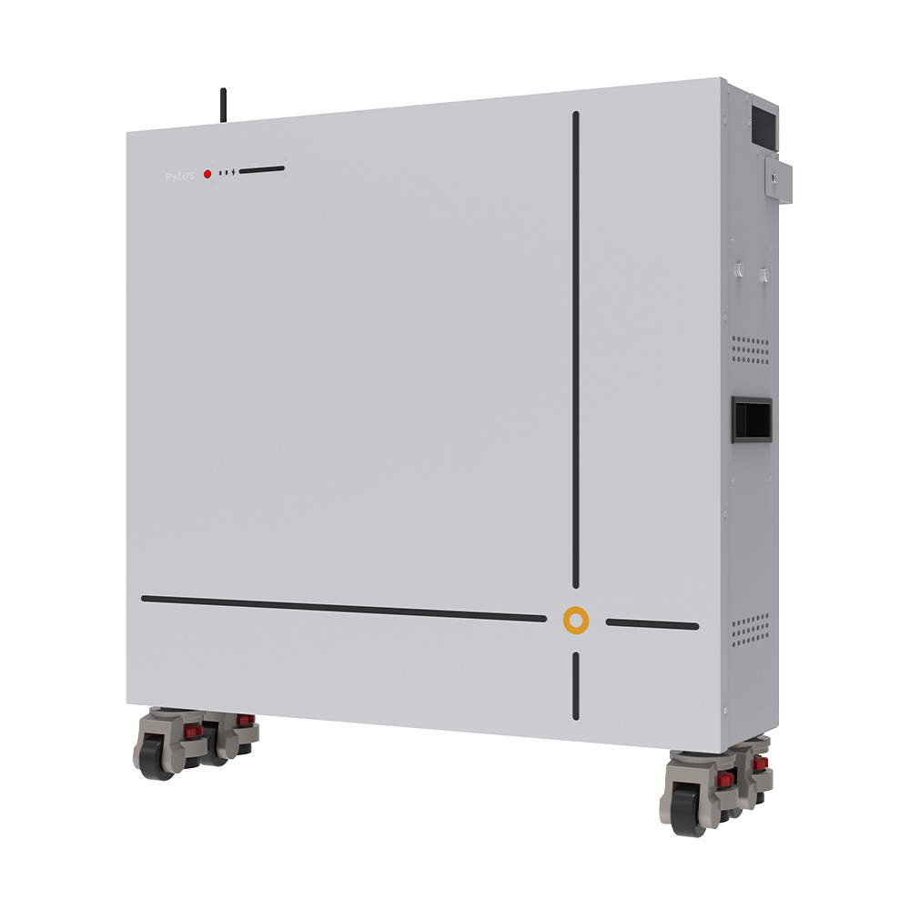 Schräge Frontansicht eines rechteckigen Pytes V16 Lite LiFePO4 Batteriespeichers mit glatter Oberfläche, vier schwarzen Linien und einem gelben Punkt, stehend auf vier Rollen zur Bodenmontage