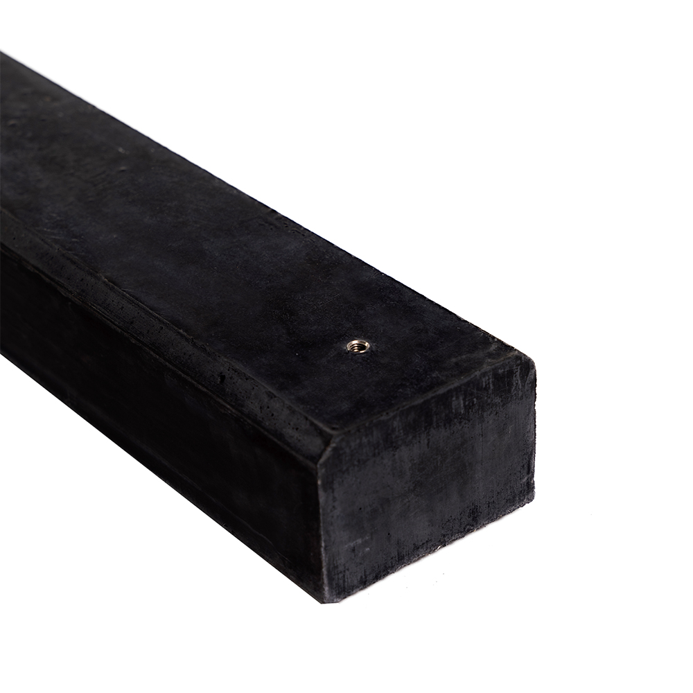 Nahaufnahme eines Endes des anthraziten 0 Grad Wattstone Betonsockels für PV-Module