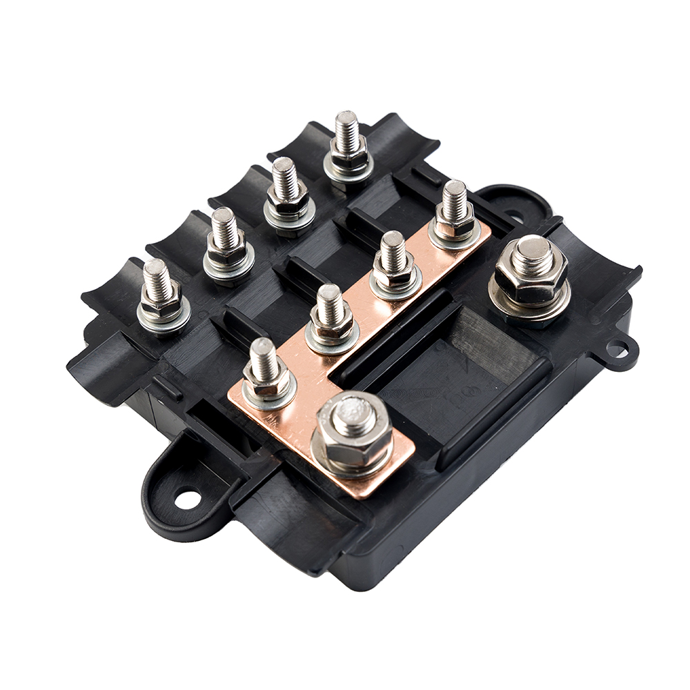 Schrägansicht: schwarzer Sicherungshalter 1 x Mega + 4 x Midi Sicherung inkl. Busbar; ohne Abdeckung
