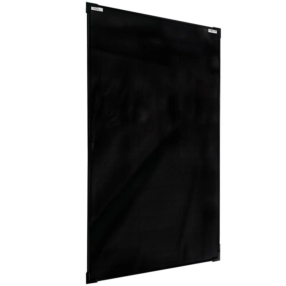 Solarmodul mit schwarzen Zellen und Rahmen in Frontansicht