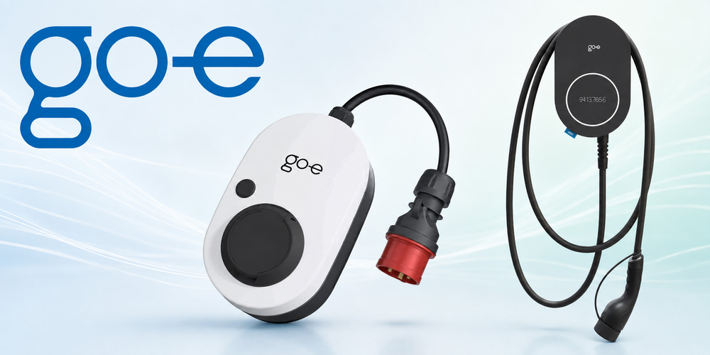 Zwei Ladestationen für Elektrofahrzeuge der Marke go-e, eine weiße mit rotem Stecker und eine schwarze mit Kabel und Stecker