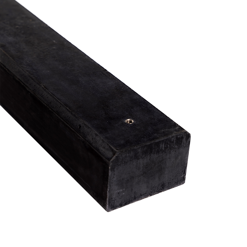 Nahaufnahme des unteren Endes des anthraziten 6 Grad Wattstone Betonsockels für PV-Module