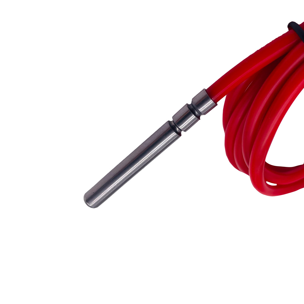 Detailansicht: Metallfühlerspitze eines Sensors mit rotem Kabel