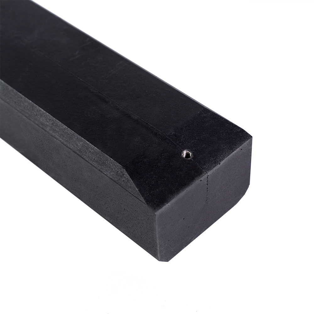 Nahaufnahme des unteren Endes des anthraziten 15 Grad Wattstone Betonsockels für PV-Module