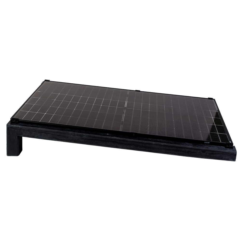 Solarmodul angebracht an einem anthraziten 6 Grad Wattstone Betonsockel