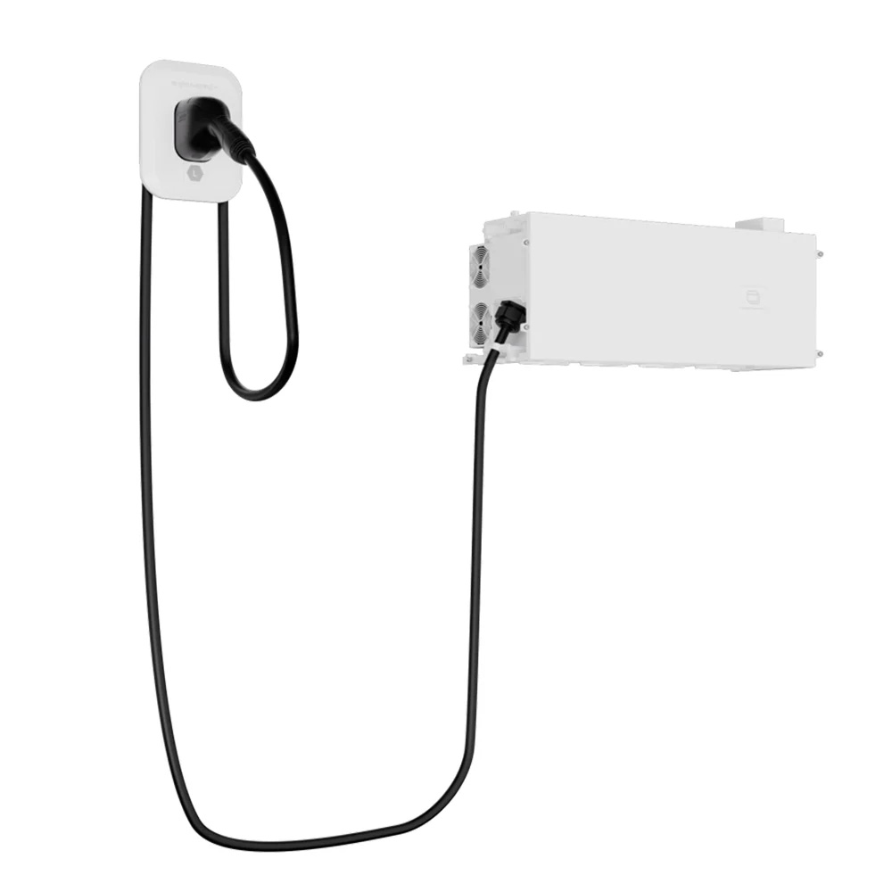 Schrägansicht des weißen, rechteckigen Haier Smart Cube DC-Ladegeräts; angesteckt an einer Schuko Steckdose