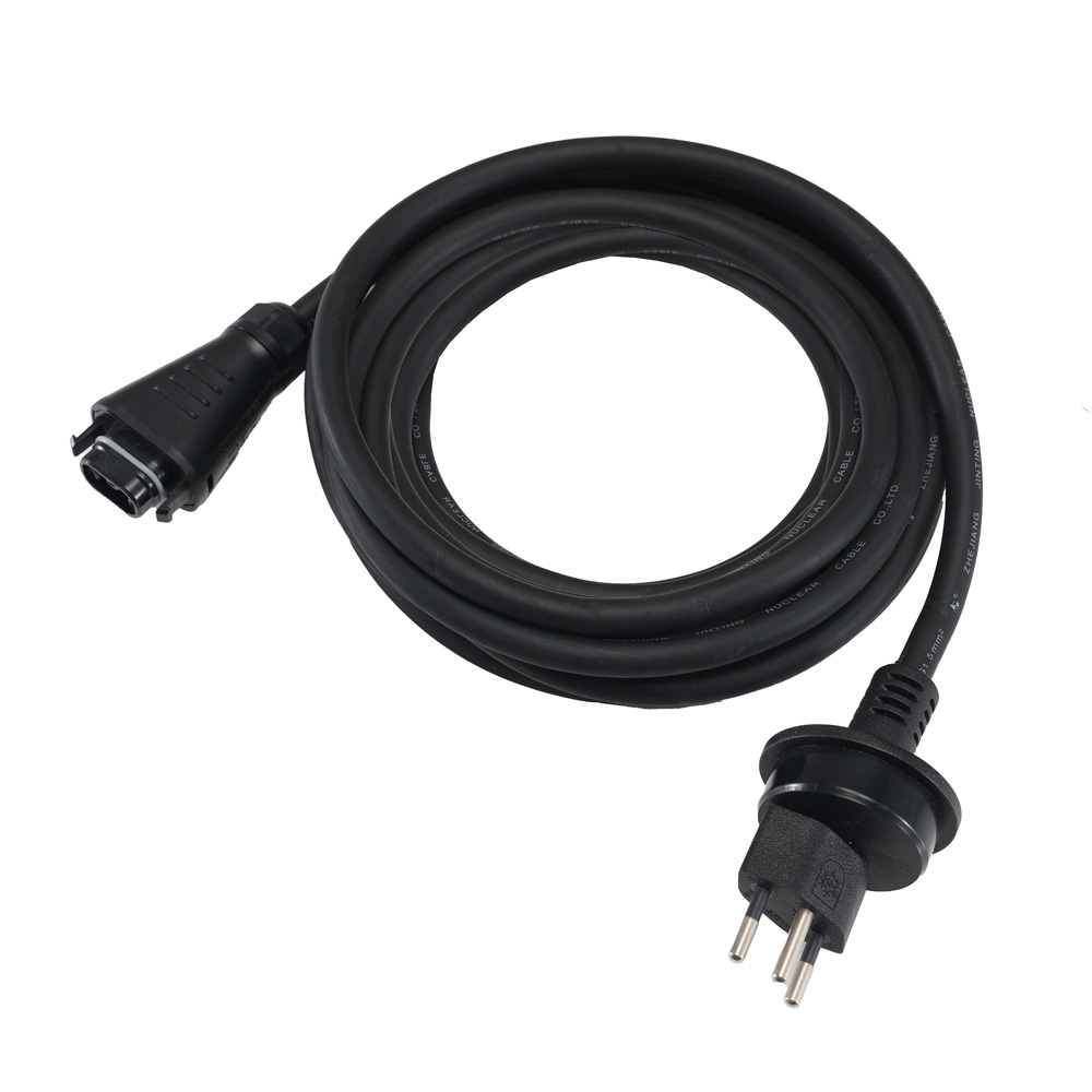 Schrägansicht des schwarzen 5 Meter Netzkabels mit Schweizer Typ-13-Stecker und BC05-Anschluss, aufgerollt