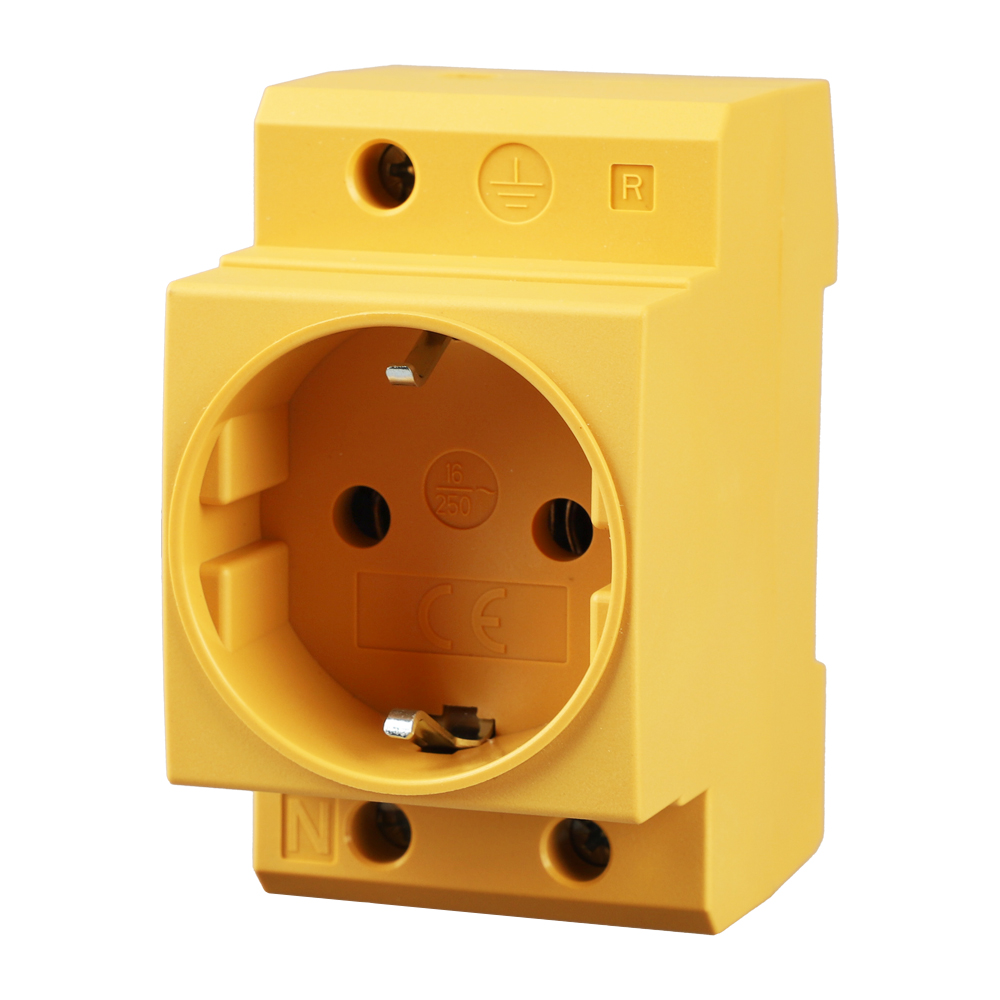 Schrägansicht: Gelbe Offgridtec Schuko-Steckdose für Hutschienenmontage