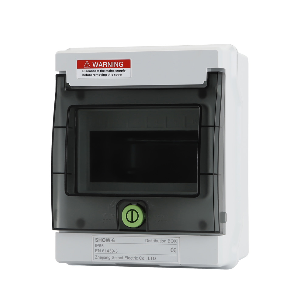 Schrägansicht: geschlossener Offgridtec Verteilerkasten mit 6 TE, graues Gehäuse, dunkle Abdeckung, grüner Verschluss