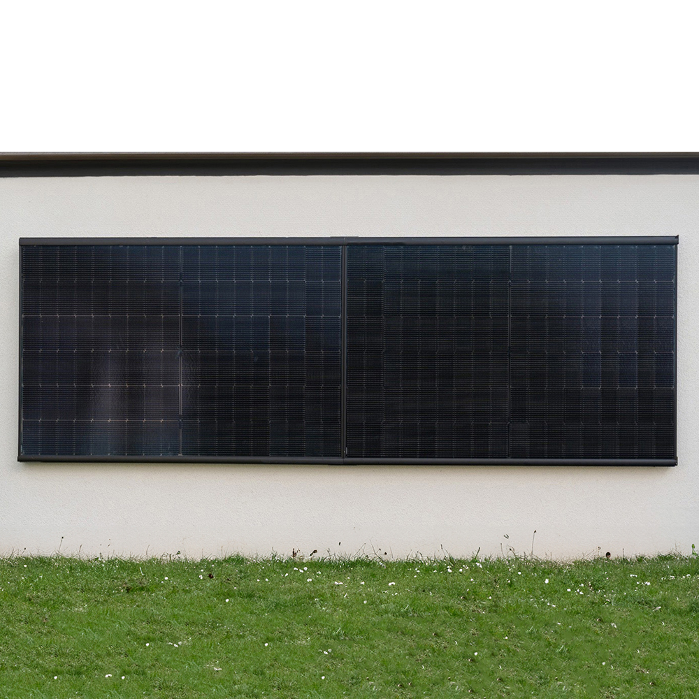 2 Solarmodule, waagrecht nebeneinander angebracht an einer weißen Wand vor einer Wiese