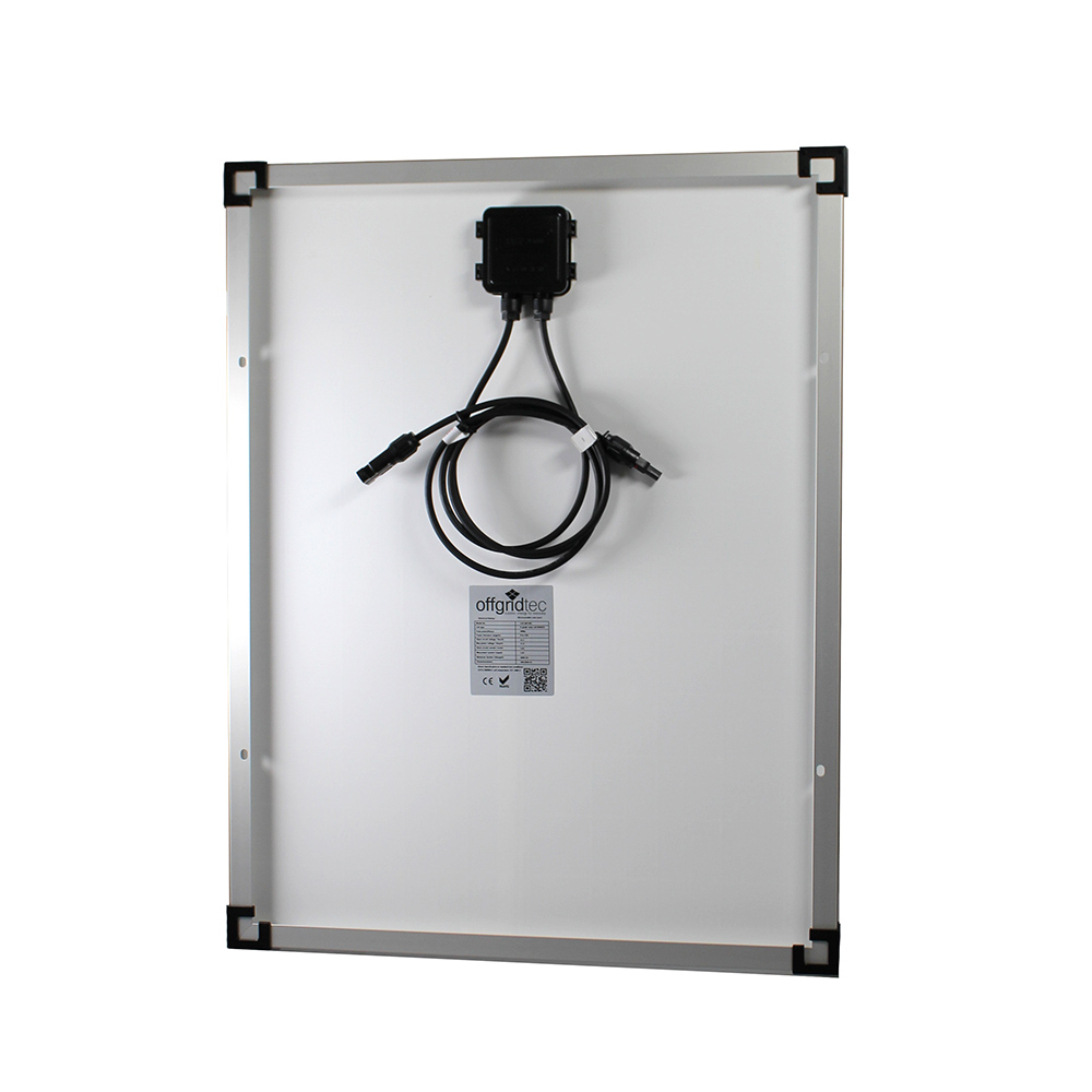 Solarmodul mit silbernen Rahmen von Hinten mit sichtbarer Anschlussbox und Verbindungskabel