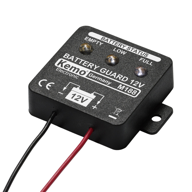 Batteriewächter in schwarz mit weißer Aufschrift und vorgebohrten Montagelöchern und Kabeln
