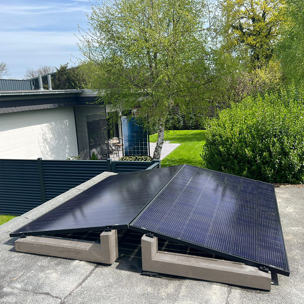 2 Solarmodule, nebeneinander montiert auf 10 Grad Wattstone Betonsockeln auf einem Flachdach