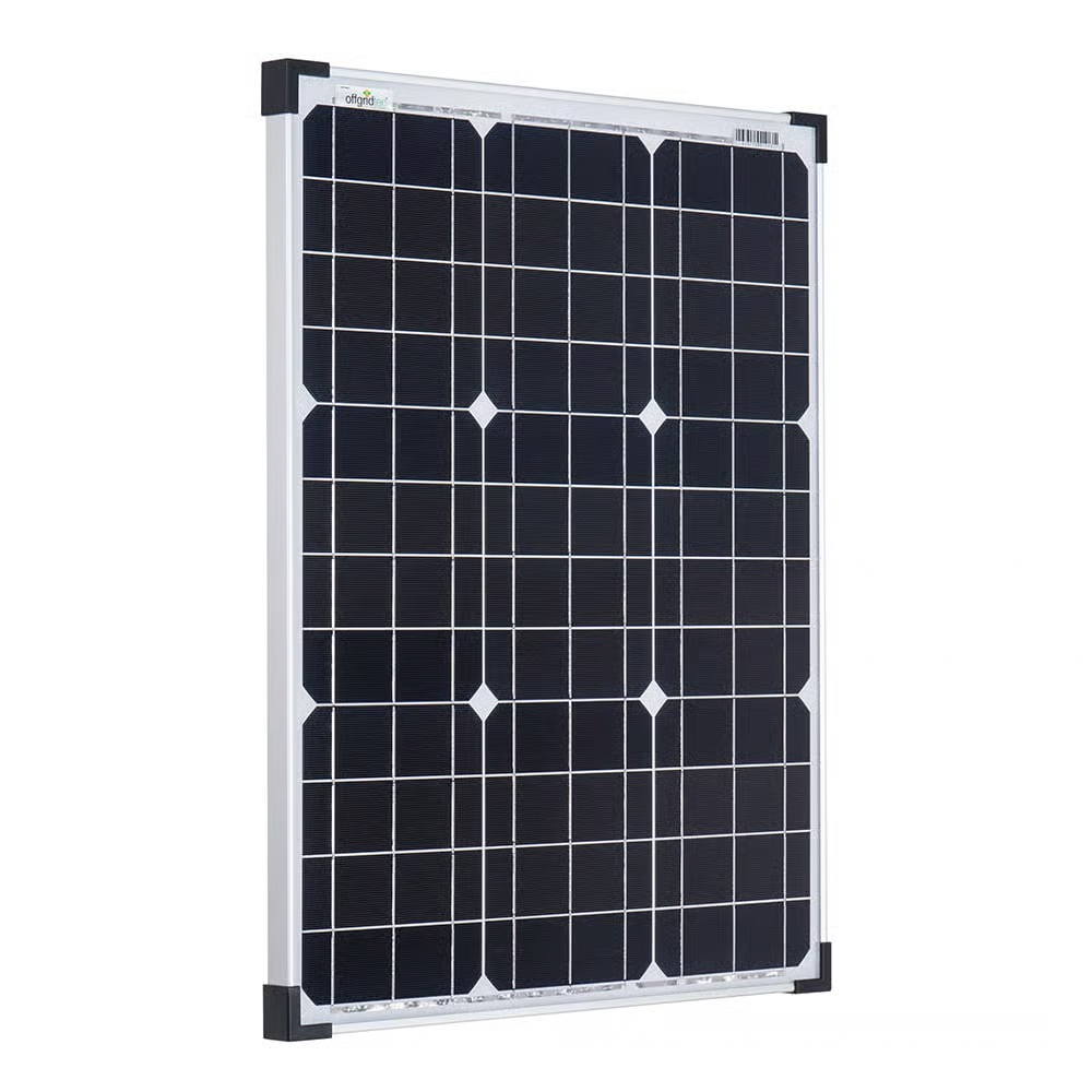 Schrägansicht: Offgridtec 50W Solarmodul mit silbernen Rahmen und schwarzen Ecken
