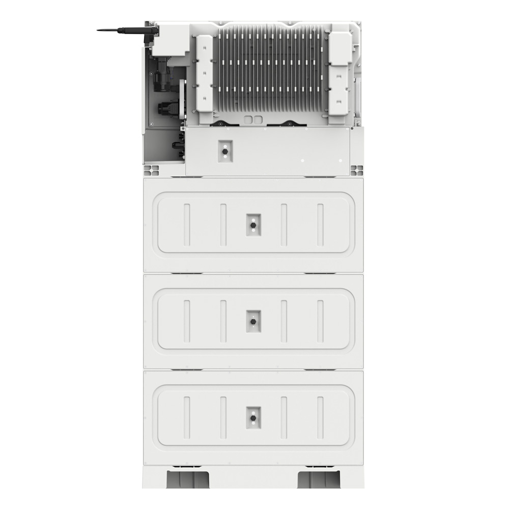 Rückansicht des Solax X3-IES Speichersystems mit Wechselrichter, 3 Batterien und BMS; sichtbare Lüftungsschlitze