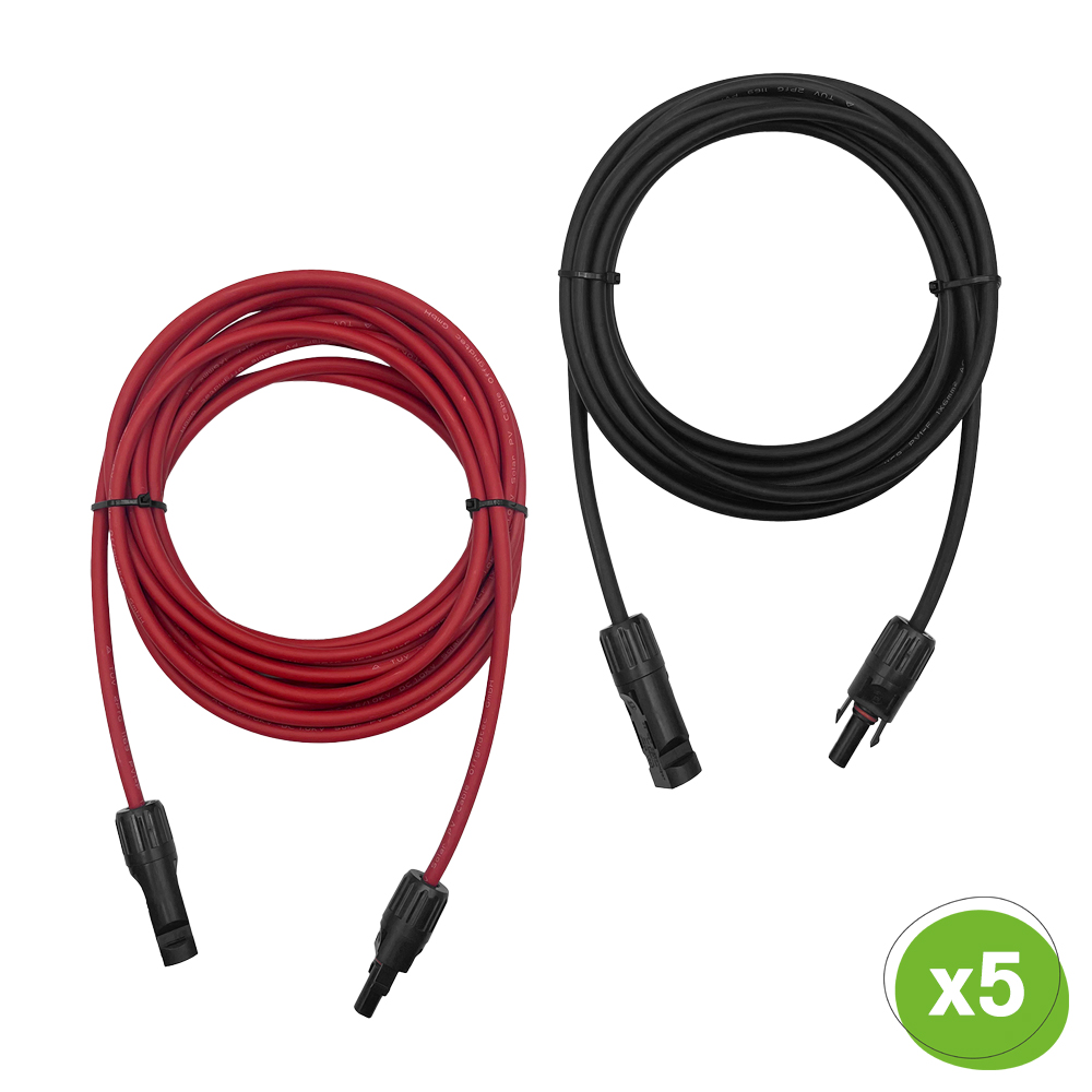 Ein rotes und ein schwarzes aufgewickeltes MC4 zu MC4 Kabel; unten rechts ist ein grüner Kreis mit der Mengenangabe 5 Ein rotes und ein schwarzes aufgewickeltes MC4 zu MC4 Kabel; unten rechts ist ein grüner Kreis mit der Mengenangabe 5