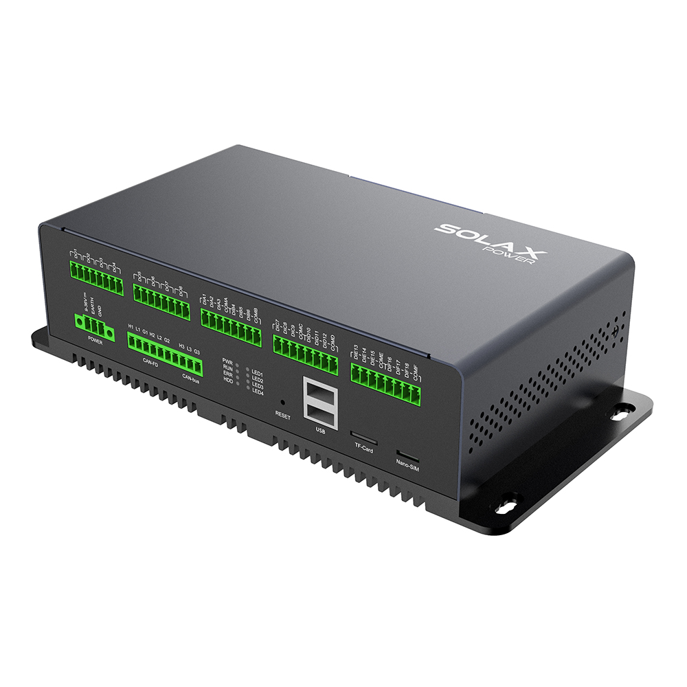 Schrägansicht von links oben: dunkle Solax EMS1000 EMS Control Unit mit grünen Anschlussklemmen und USB-Ports vorne