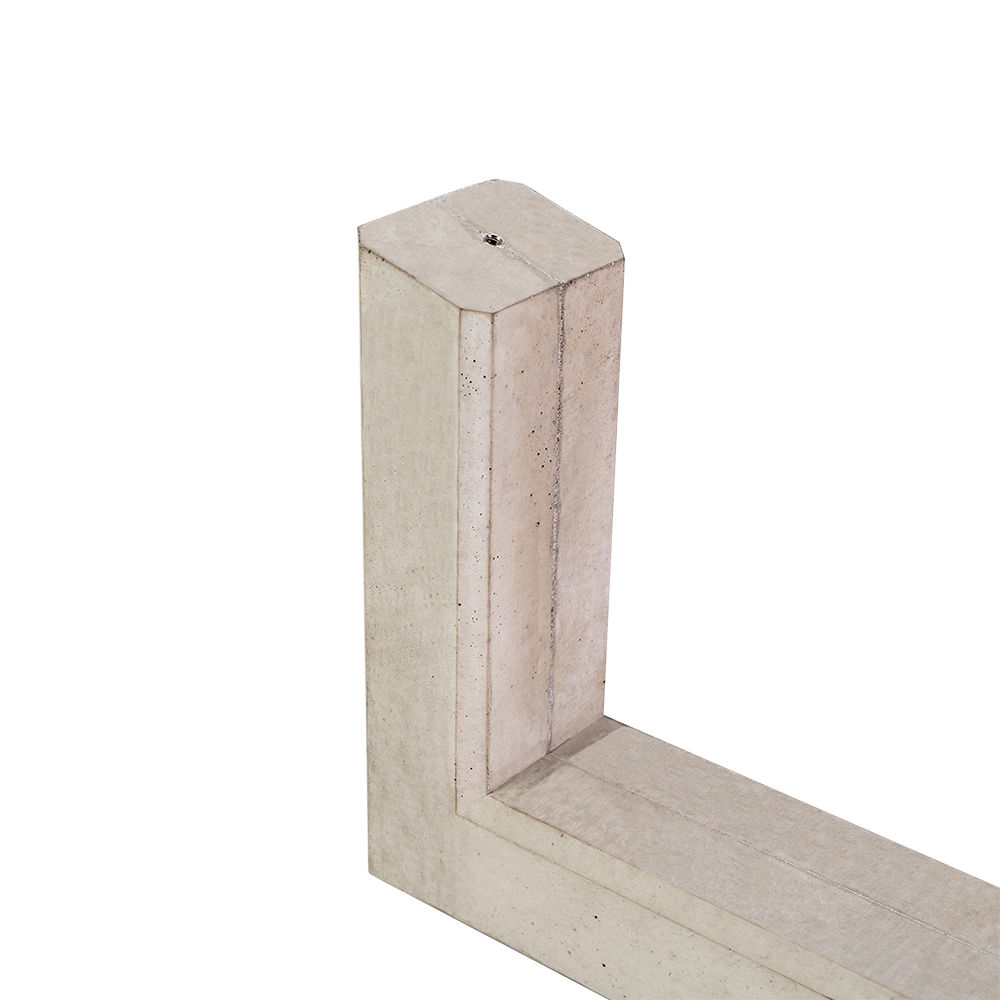 Nahaufnahme des oberen Endes des naturgrauen 15 Grad Wattstone Betonsockels für PV-Module