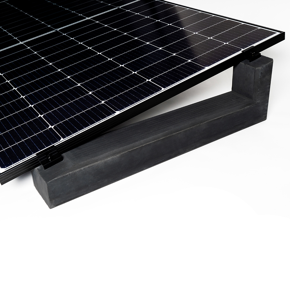 Schrägansicht: Solarmodul montiert auf einem anthraziten 15° Wattstone Betonsockel  