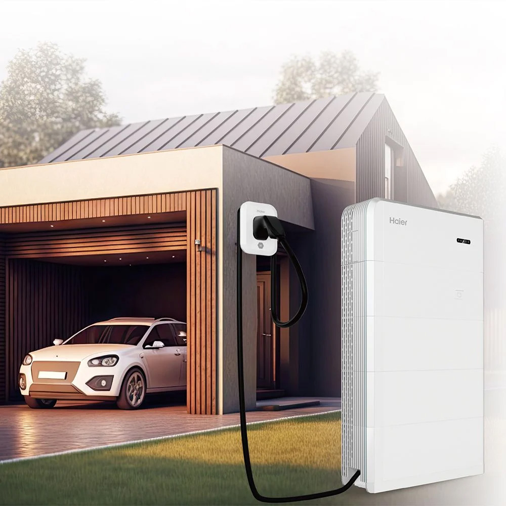 Haier Smart Cube Speichersystem; angesteckt an einer Schuko-Steckdose; daneben ein Auto zur Darstellung Haier Smart Cube Speichersystem an einer Wand. Das Kabel des Systems geht zum Auto