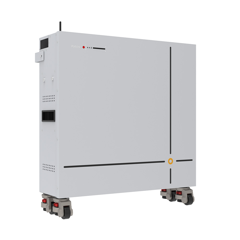Schräge Frontansicht eines rechteckigen Pytes V16 Lite LiFePO4 Batteriespeichers mit glatter Oberfläche, vier schwarzen Linien und einem gelben Punkt, stehend auf vier Rollen zur Bodenmontage